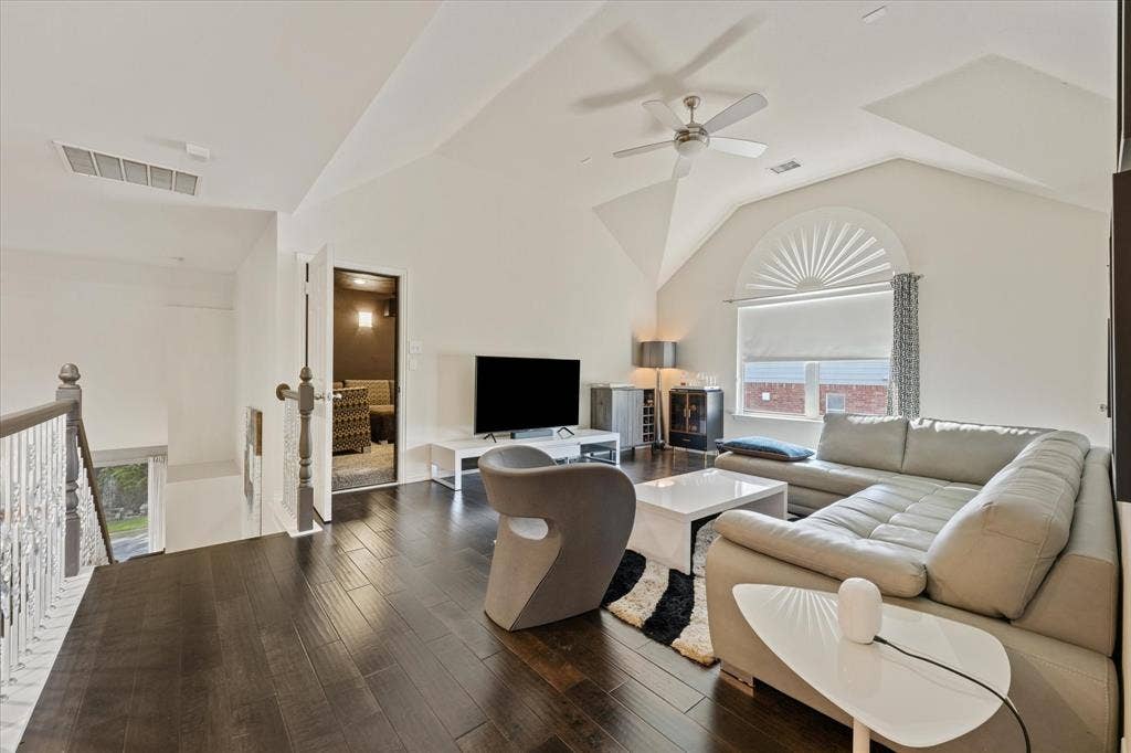 10404 Mateo Trail, Irving, TX 75063 10404 Mateo Trail, Irving, TX 75063