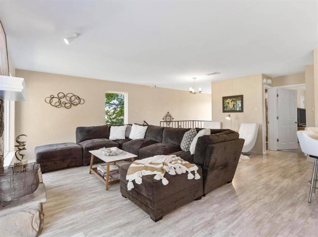 5016 Elms Court, Granbury, TX 76049 5016 Elms Court, Granbury, TX 76049