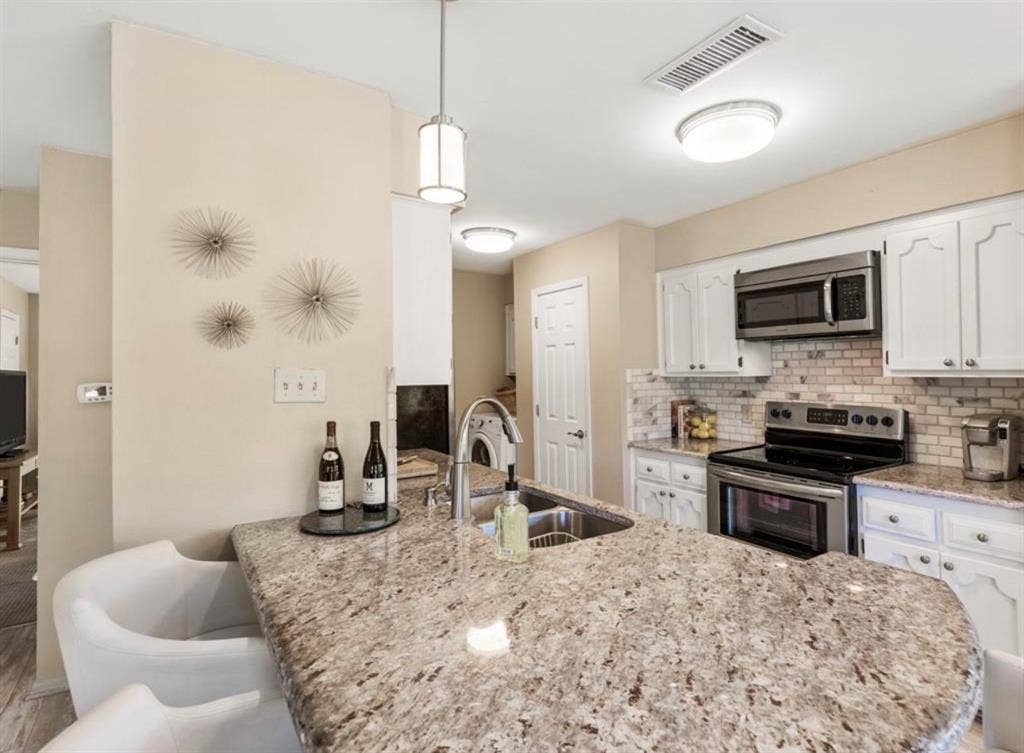 5016 Elms Court, Granbury, TX 76049 5016 Elms Court, Granbury, TX 76049