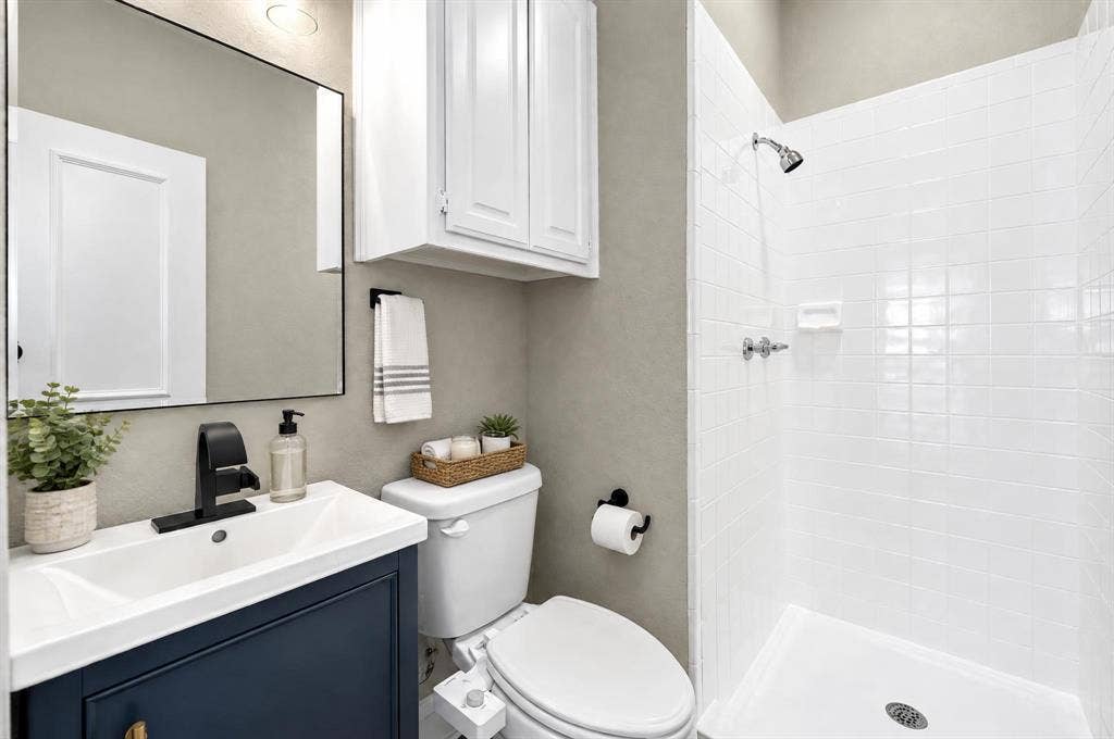 18003 Benchmark Drive, Dallas, TX 75252 guest bath