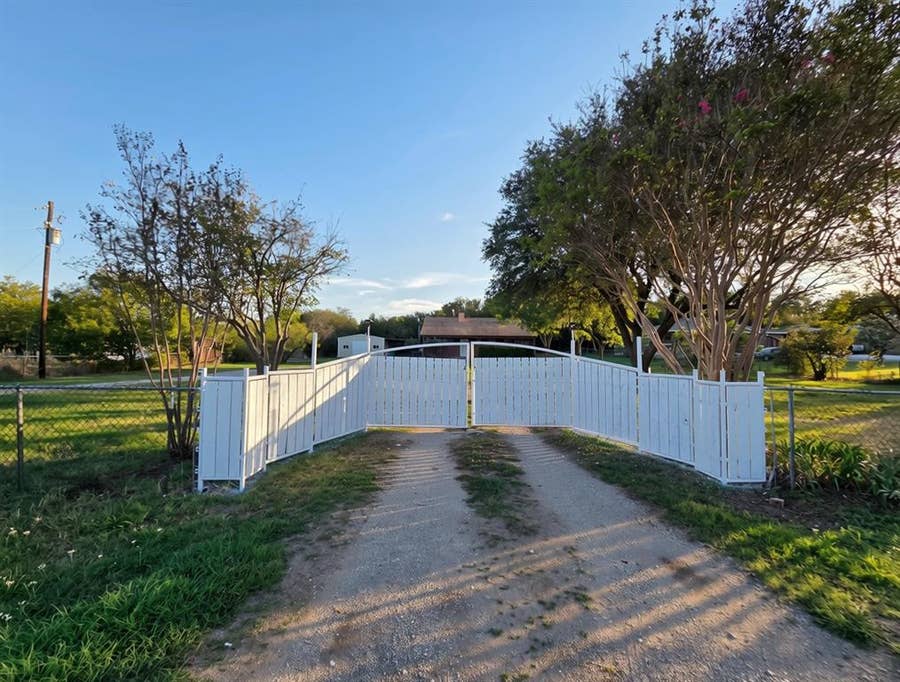 Property photo for 109 Live Oak Road, Springtown, TX