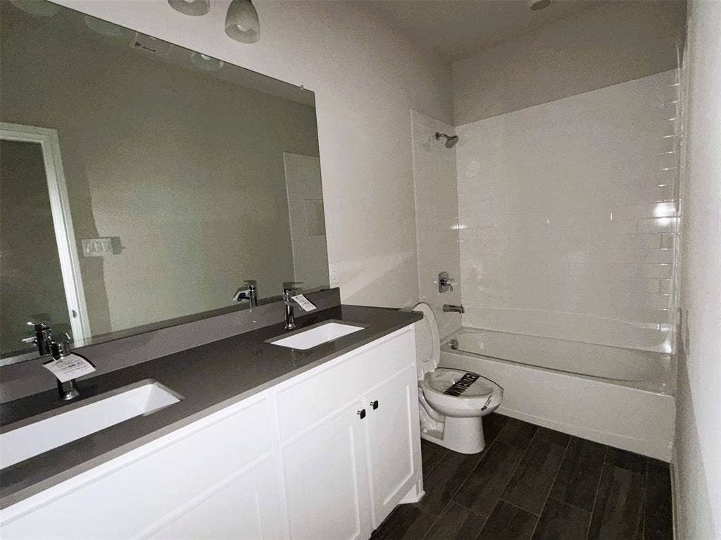 3728 Walnut Ridge Drive, Grand Prairie, TX 76065 Full bath with quartz counter and traditional tub-shower combo.