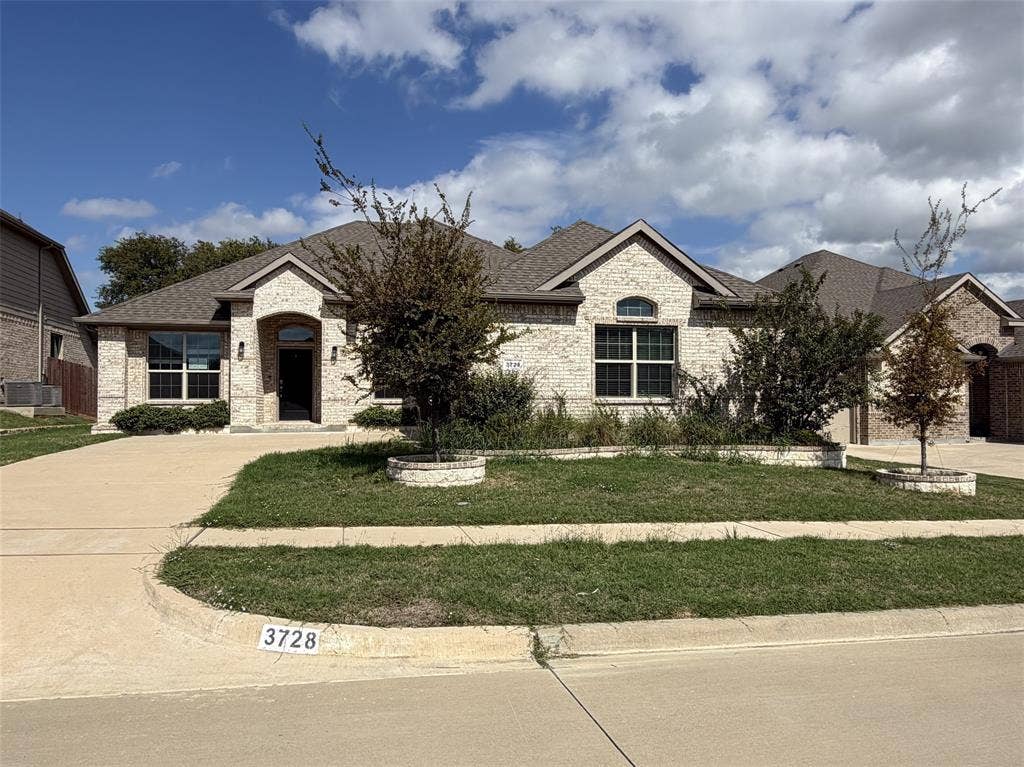 3728 Walnut Ridge Drive, Grand Prairie, TX 76065 Green thumb? Already-inviting curb appeal is waiting for splashes of fall colors.