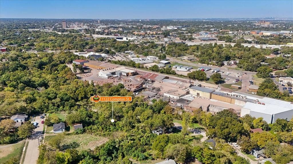 1122 Compton Street, Dallas, TX 75203 Aerial perspective of a parcel featuring extensive mature tree coverage and established ground-level vegetation