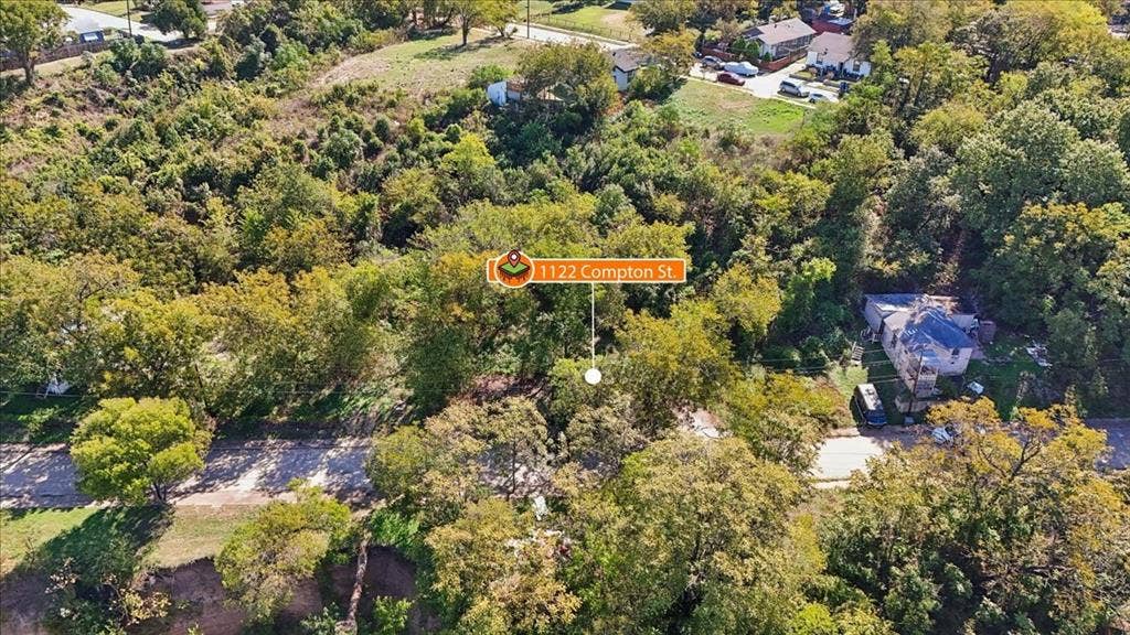 1122 Compton Street, Dallas, TX 75203 Aerial perspective of a heavily wooded lot featuring mature trees and established vegetation