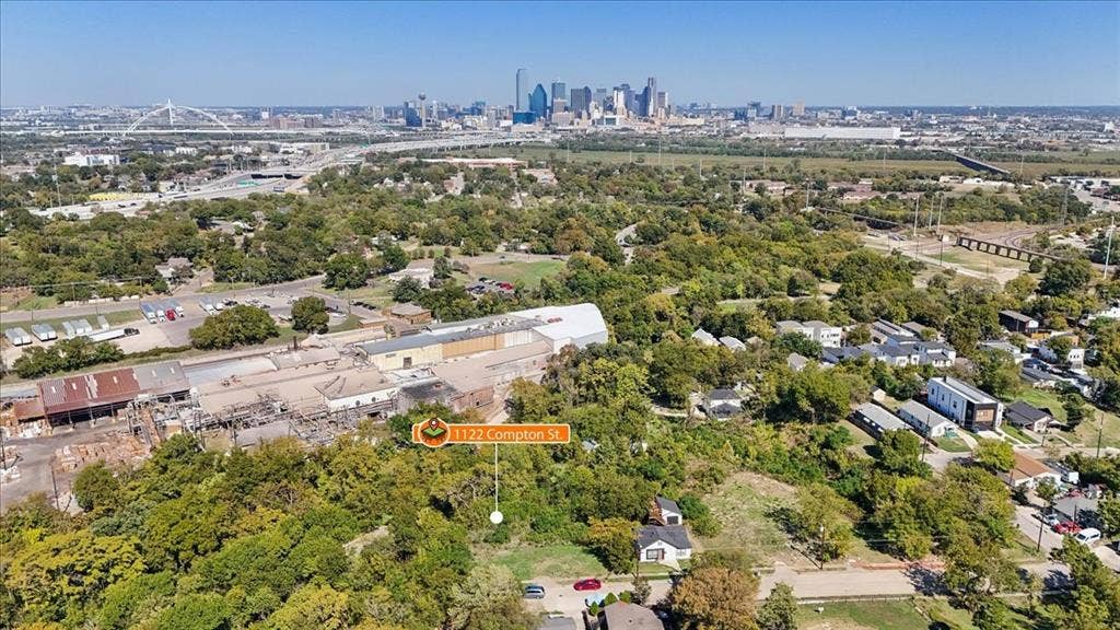 1122 Compton Street, Dallas, TX 75203 Aerial perspective featuring a lot with mature trees, established vegetation, and proximity to the city skyline