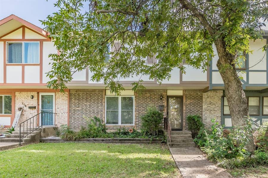 Property photo for 220 Westview Terrace, Arlington, TX