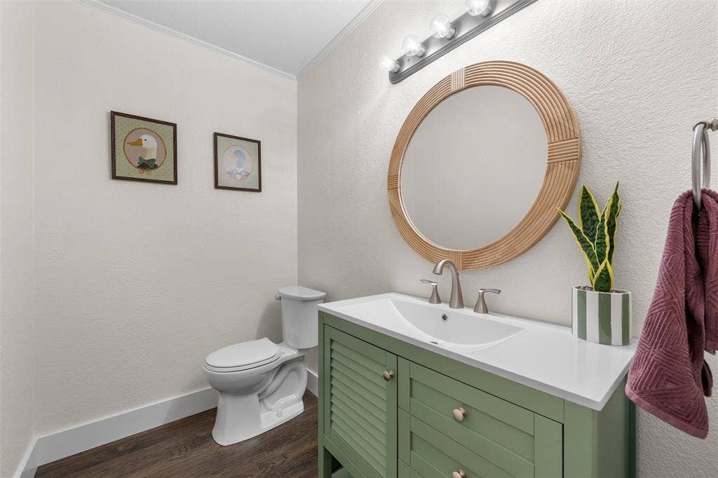 4324 Green Point Drive, Waco, TX 76710 Half bath main floor