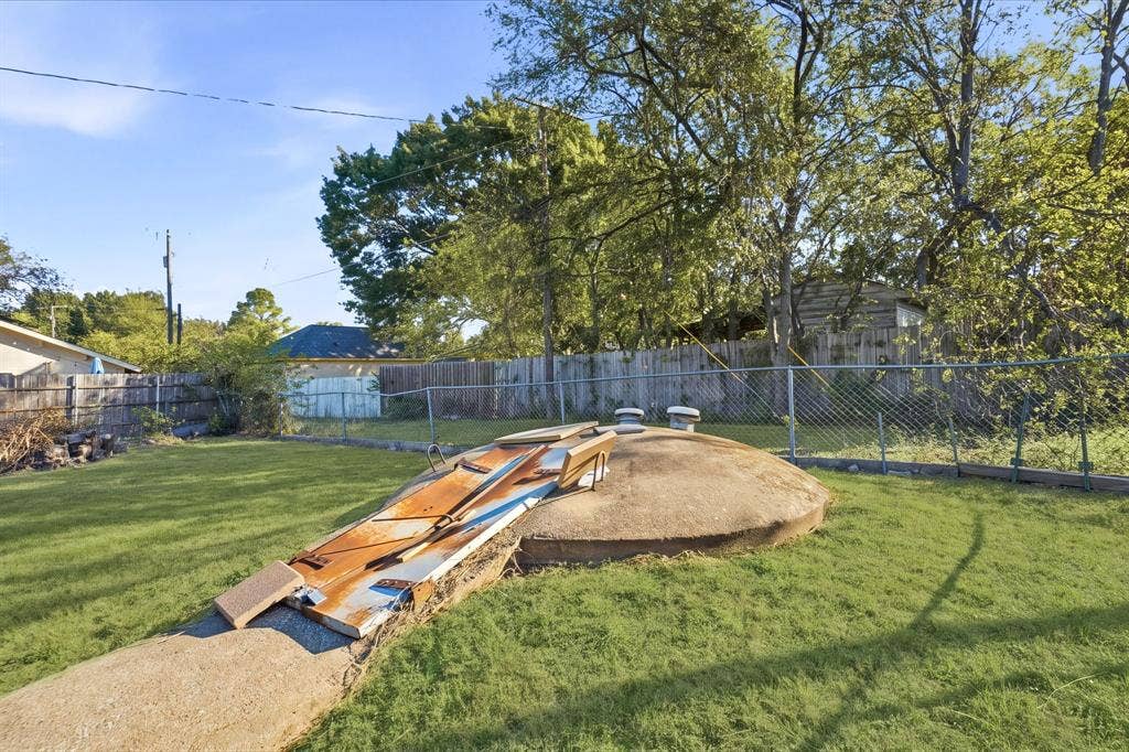 9360 N County Road, Frisco, TX 75033 storm shelter