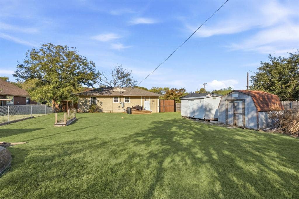 9360 N County Road, Frisco, TX 75033 SO much potential for backyard!