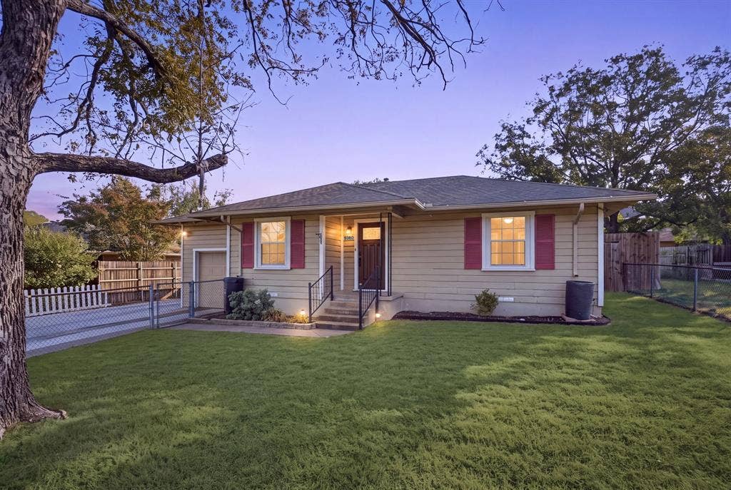 9360 N County Road, Frisco, TX 75033 super cute bungalow style