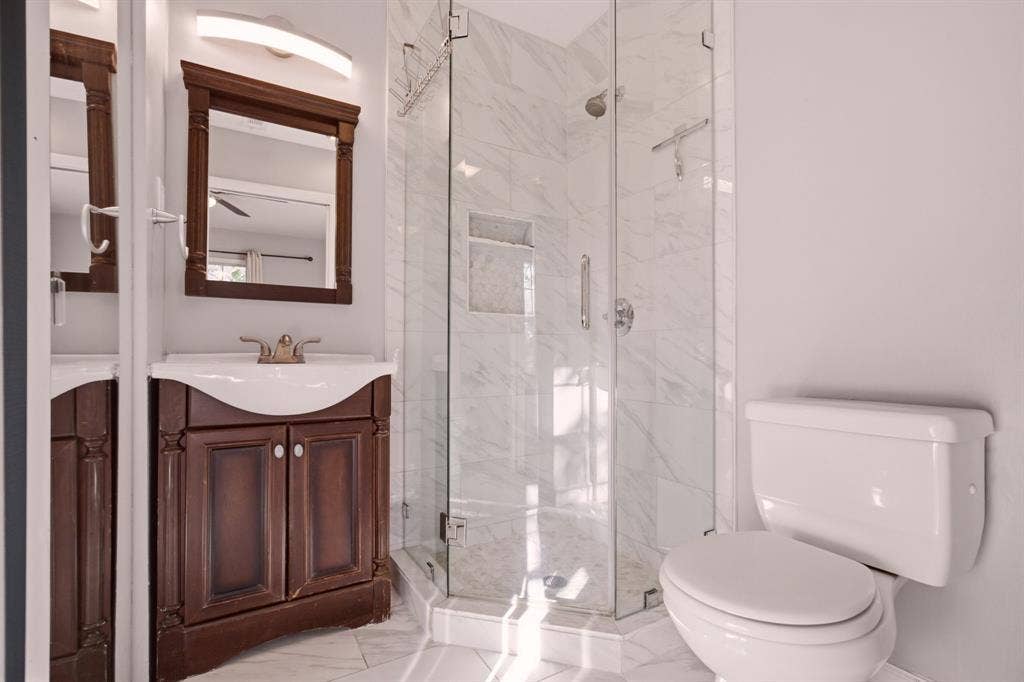 9360 N County Road, Frisco, TX 75033 en suite