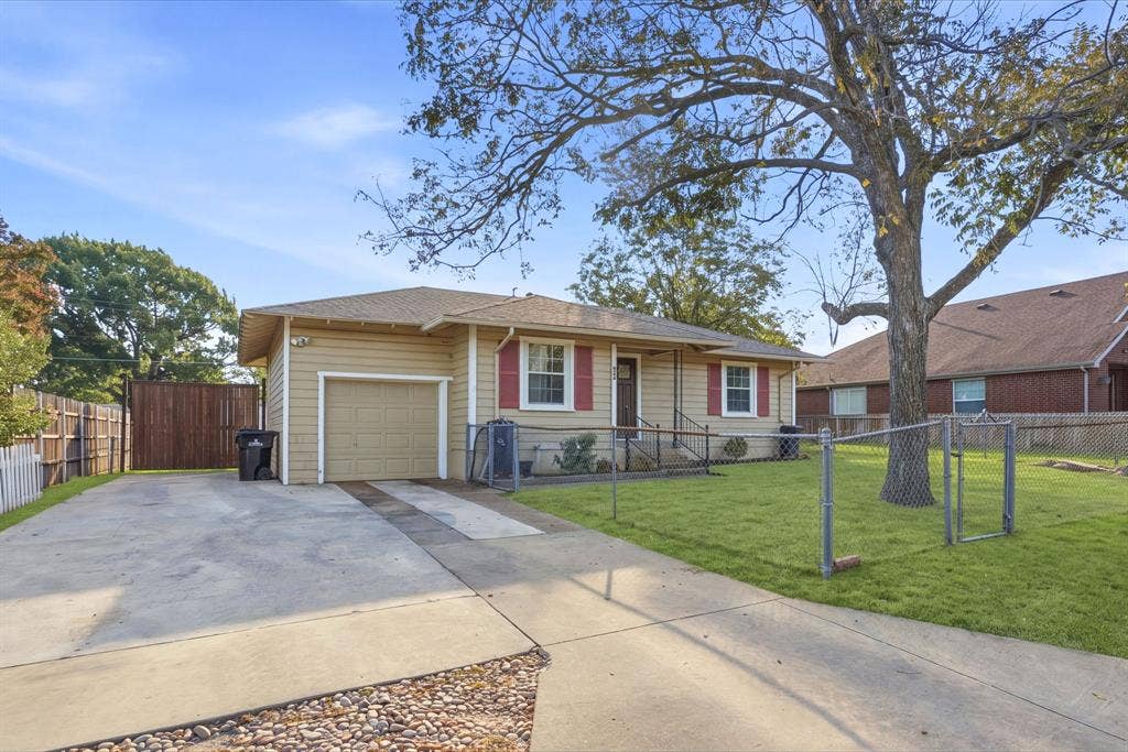 9360 N County Road, Frisco, TX 75033 plenty of parking