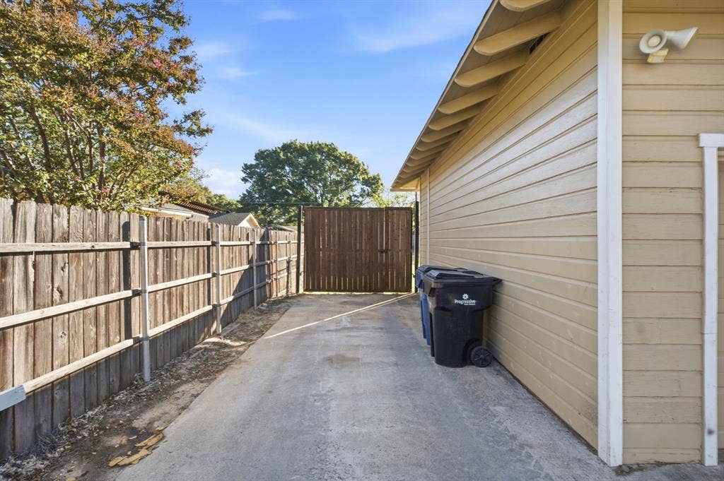 9360 N County Road, Frisco, TX 75033 extra parking