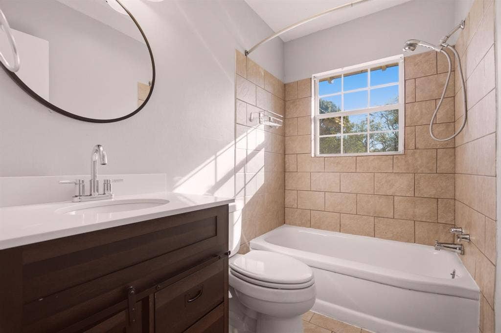 9360 N County Road, Frisco, TX 75033 guest bath