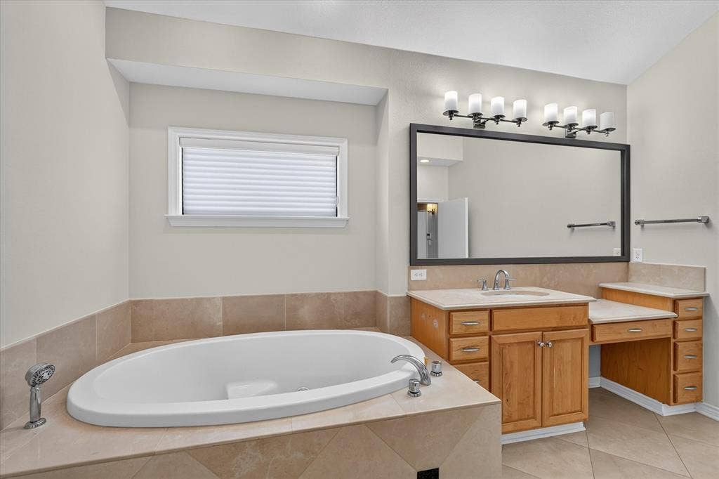 4322 Crowley Drive, Dallas, TX 75229 Primary bath