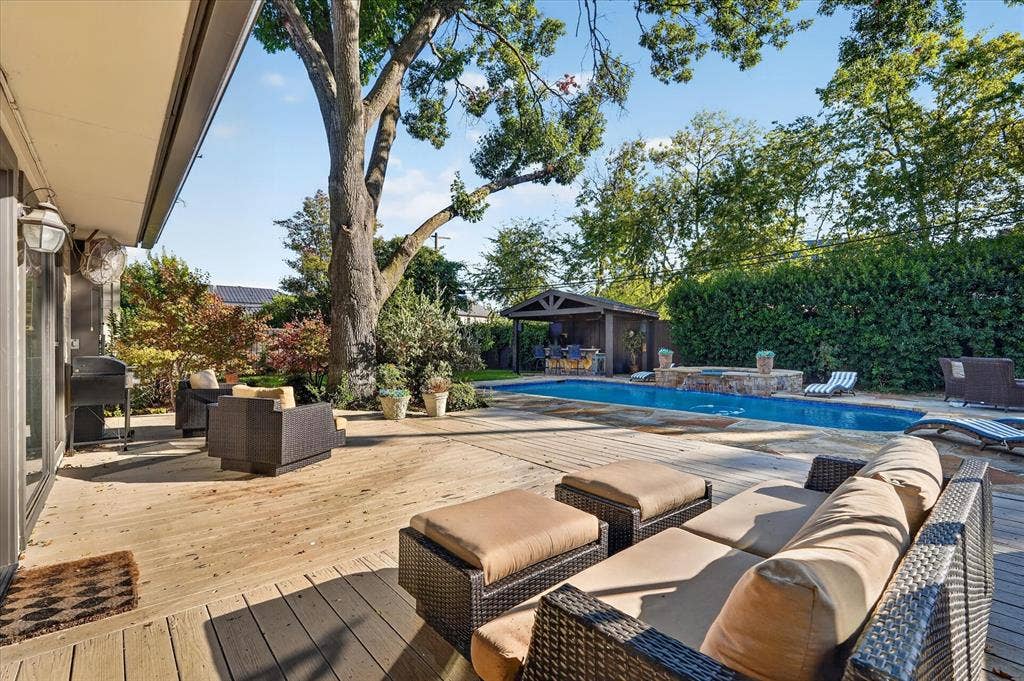 4322 Crowley Drive, Dallas, TX 75229 Deck