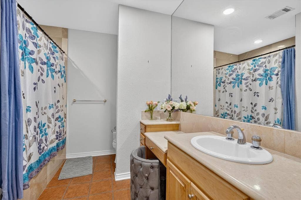 4322 Crowley Drive, Dallas, TX 75229 Ensuite bath