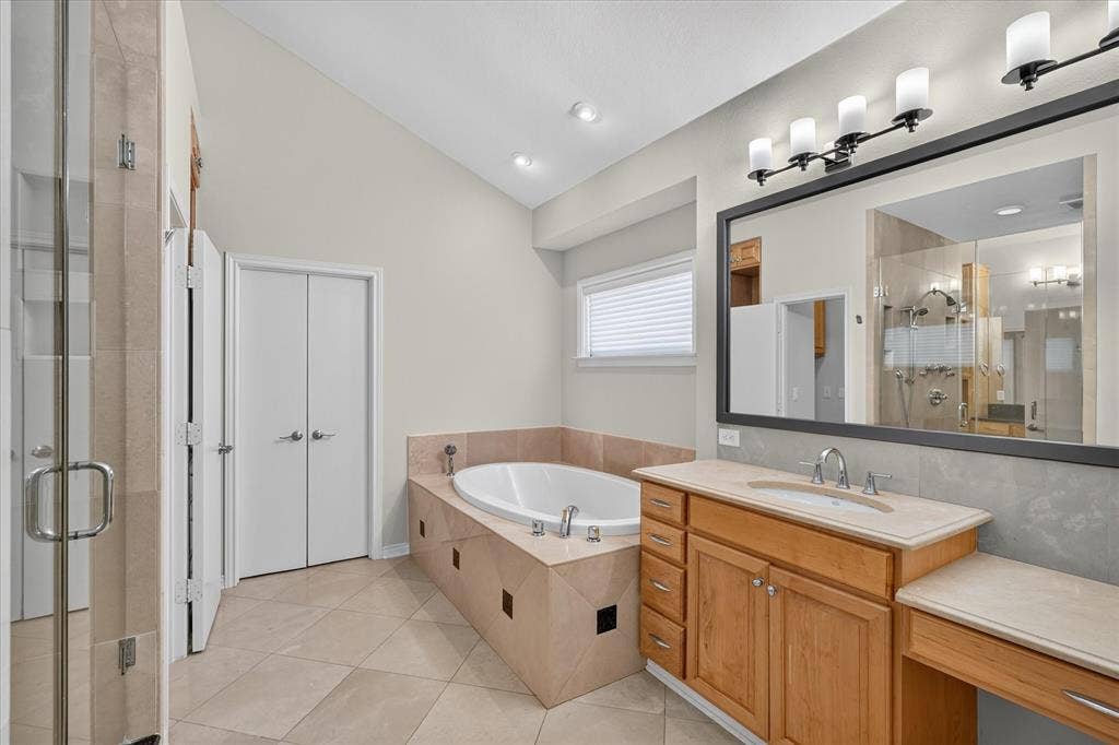 4322 Crowley Drive, Dallas, TX 75229 Primary bath