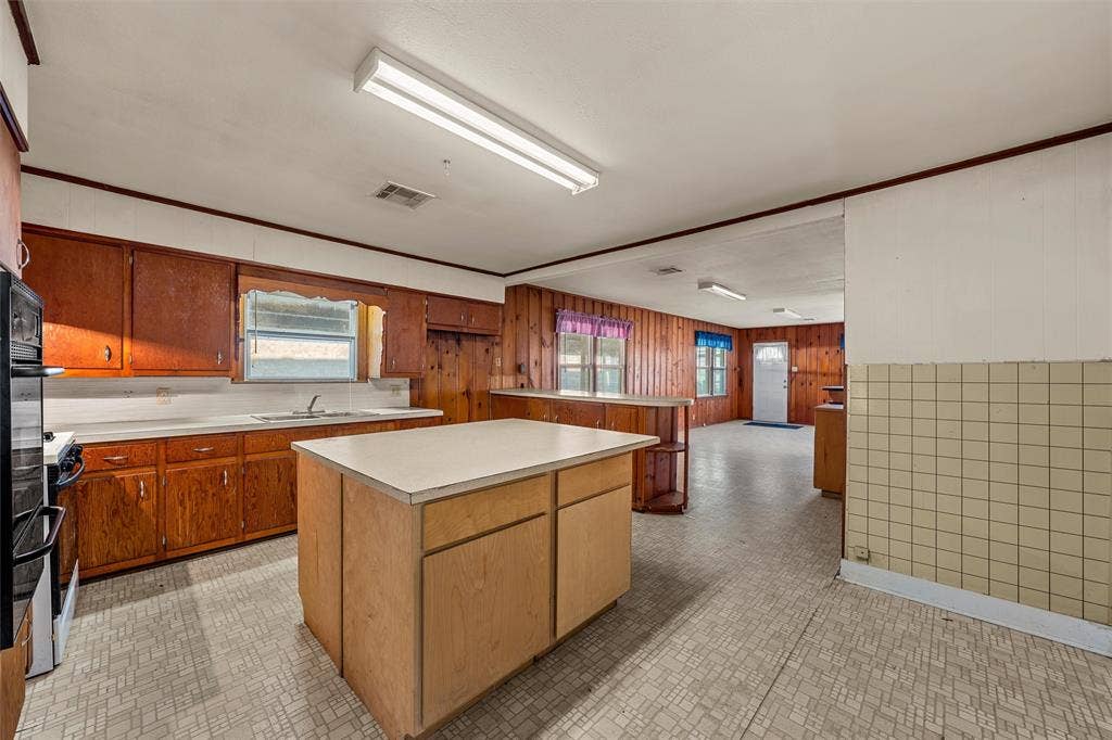302 W Elm Street, West, TX 76691