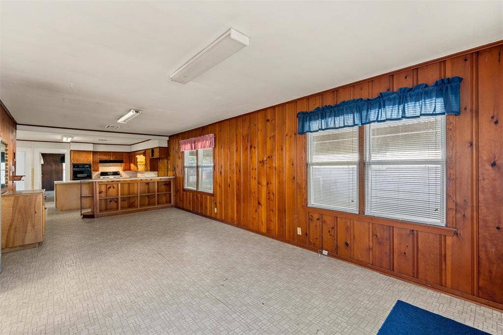 302 W Elm Street, West, TX 76691