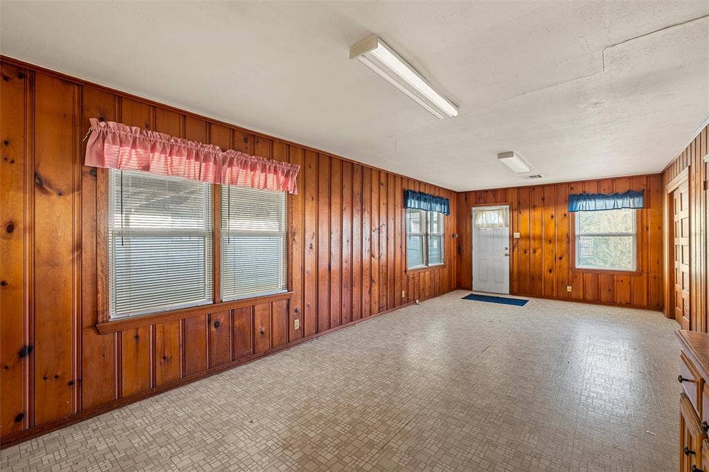 302 W Elm Street, West, TX 76691