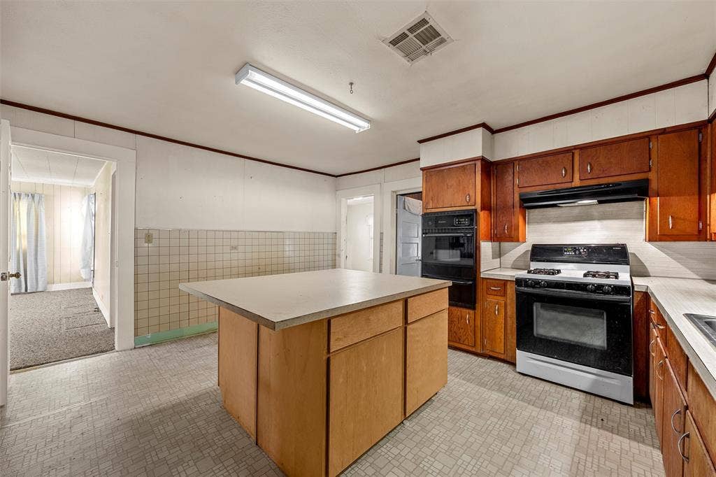302 W Elm Street, West, TX 76691