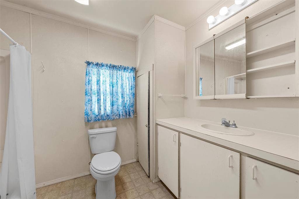 302 W Elm Street, West, TX 76691