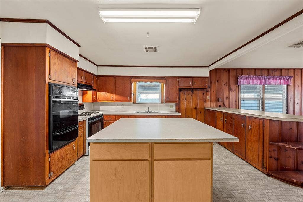 302 W Elm Street, West, TX 76691