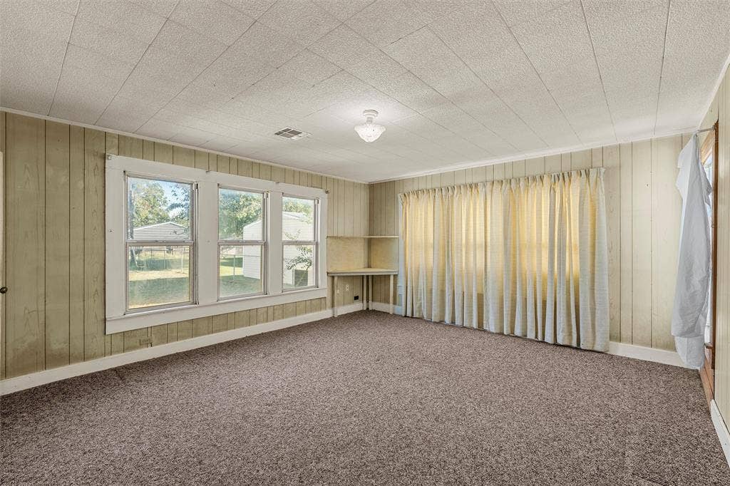 302 W Elm Street, West, TX 76691