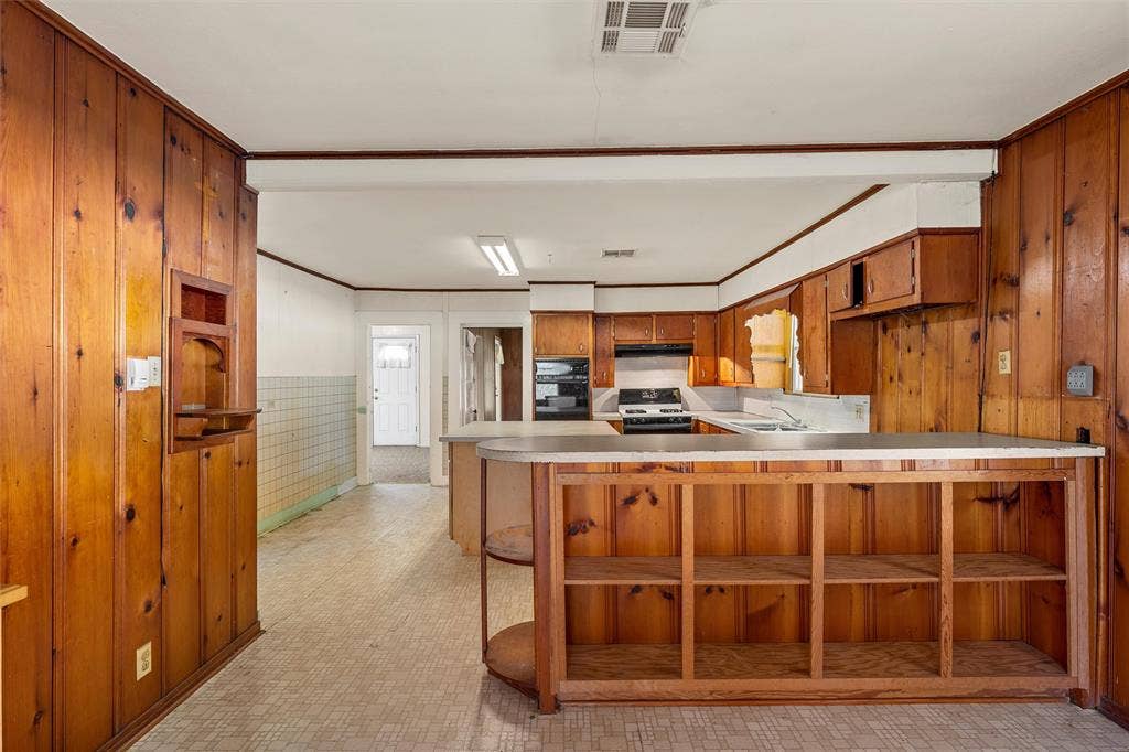 302 W Elm Street, West, TX 76691