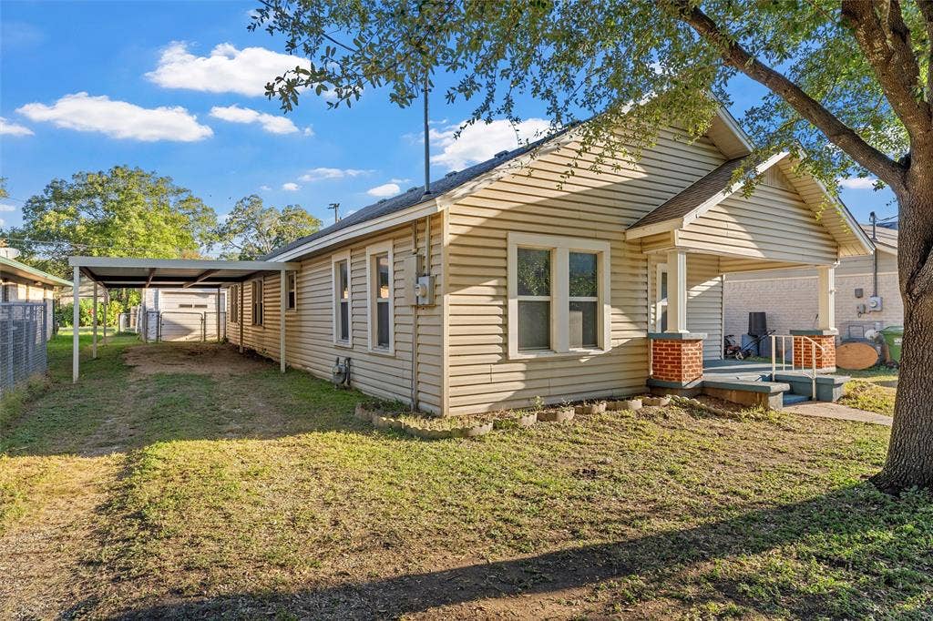 302 W Elm Street, West, TX 76691