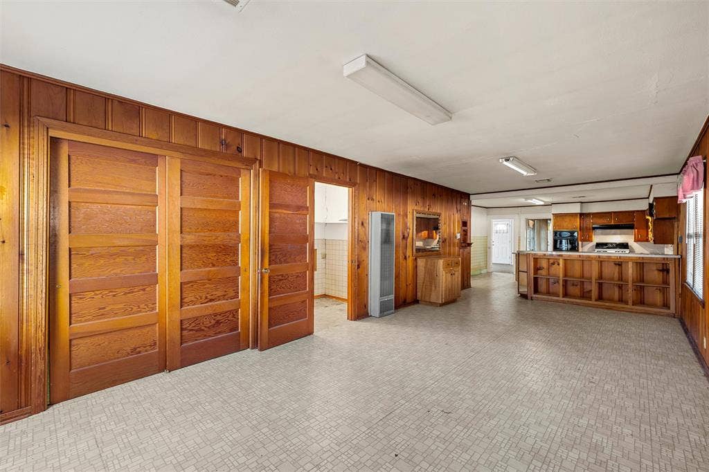 302 W Elm Street, West, TX 76691