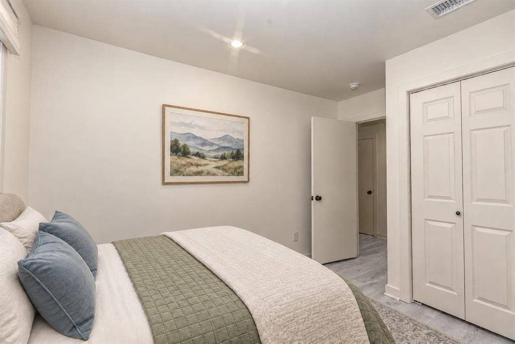 13936 Tanglewood Place, Farmers Branch, TX 75234 3rd Bedroom also has Neutral-toned walls, wood-finish flooring, and recessed ceiling lighting, and a closet with six-panel bi-fold doors