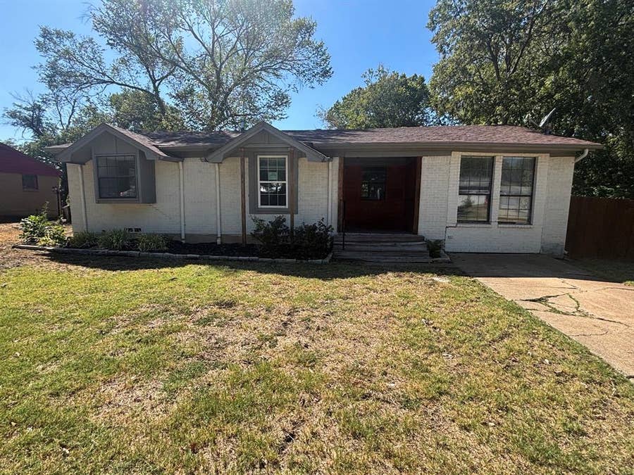 Property photo for 1910 Meadow Lane, Arlington, TX