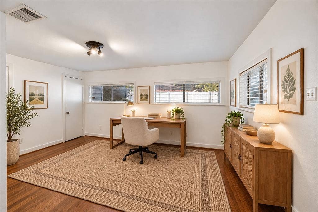 1027 Eldorado Avenue, Dallas, TX 75208 Separate Entry and En-Suite Bath- Virtually Staged
