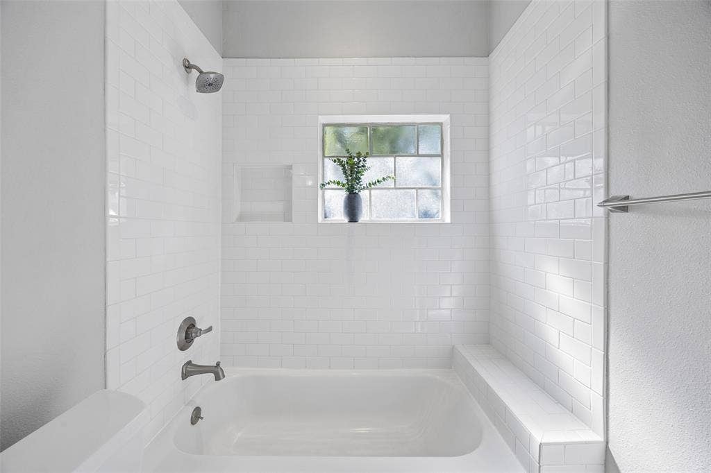1027 Eldorado Avenue, Dallas, TX 75208 Hall Bath