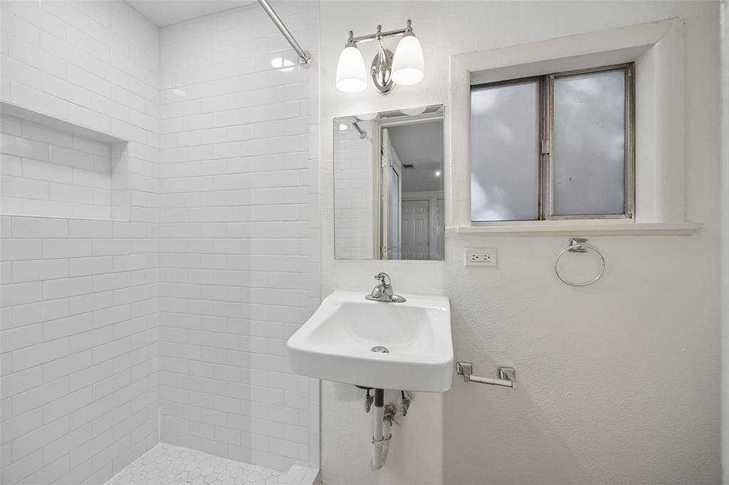 1027 Eldorado Avenue, Dallas, TX 75208 3rd Bedroom En Suite Walk-in Shower