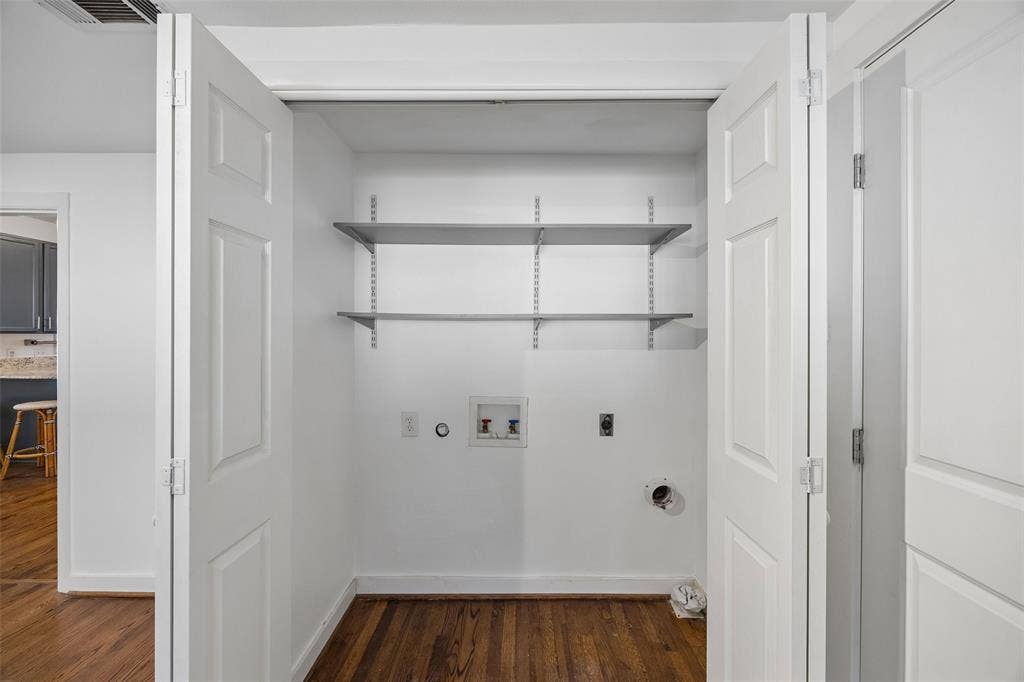 1027 Eldorado Avenue, Dallas, TX 75208 Side By Side Utility in Rear Bedroom