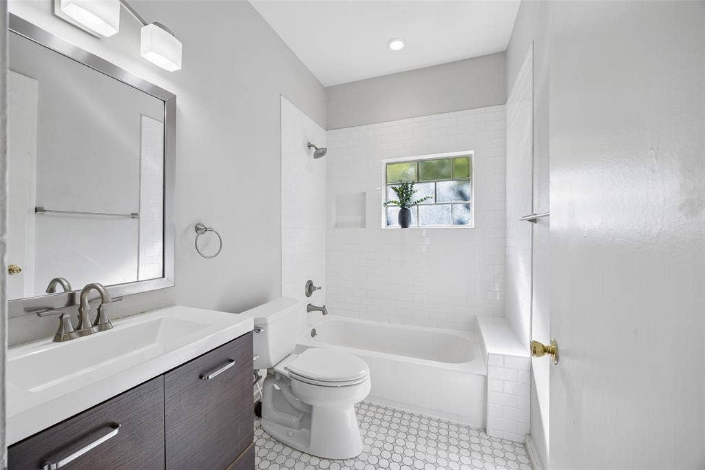 1027 Eldorado Avenue, Dallas, TX 75208 Hall Bath
