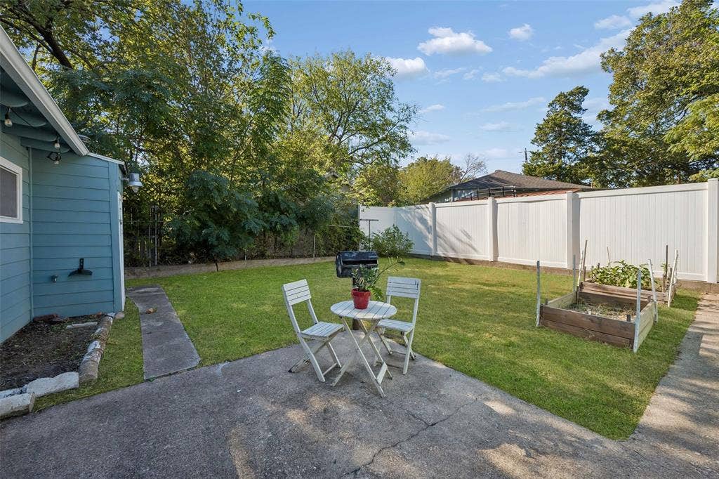1027 Eldorado Avenue, Dallas, TX 75208 Charming patio and backyard