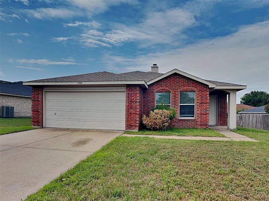 Property photo for 5709 Addington Drive, Fort Worth, TX