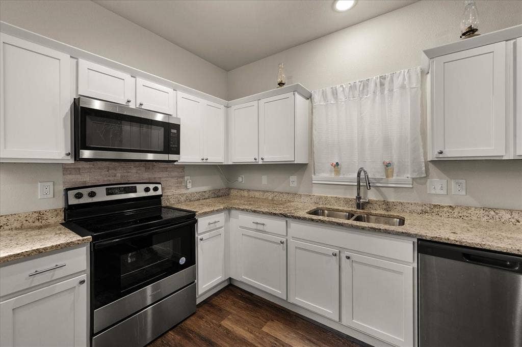 2115 Jones Street, Greenville, TX 75401 2115 Jones Street, Greenville, TX 75401