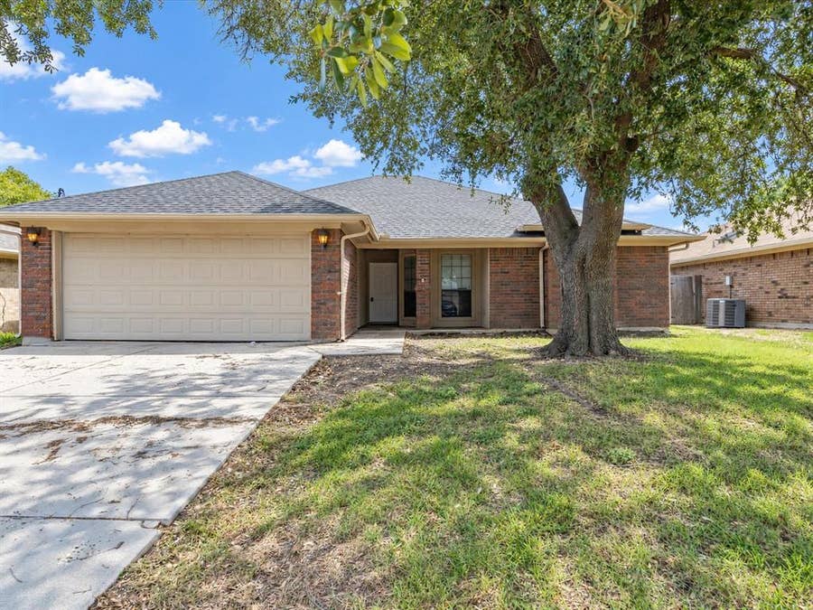 Property photo for 802 Crystal Creek Lane, Arlington, TX
