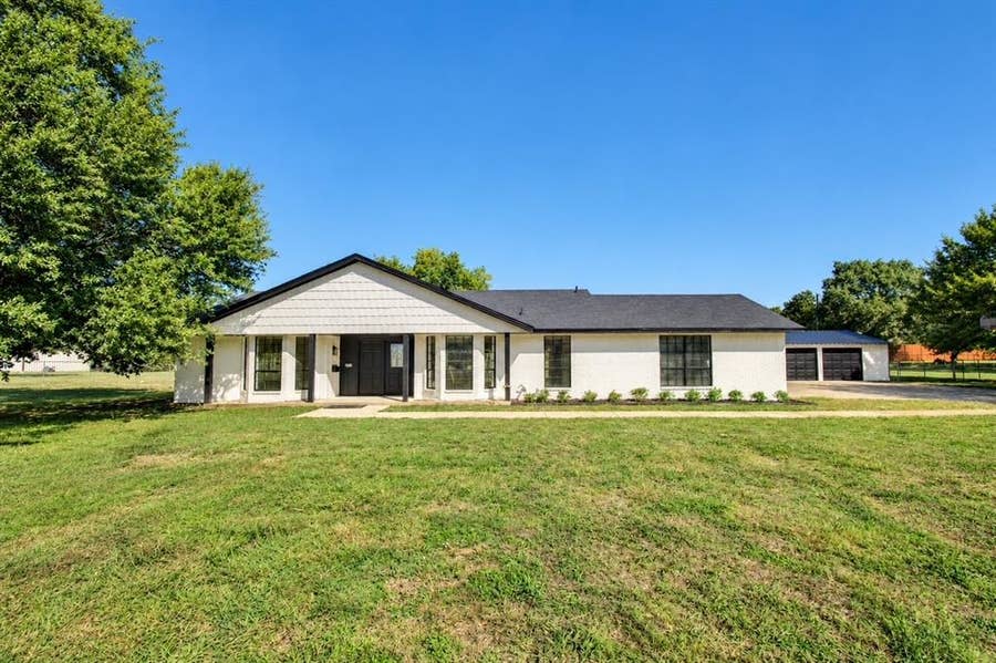 Property photo for 107 Locust Drive, Oak Leaf, TX