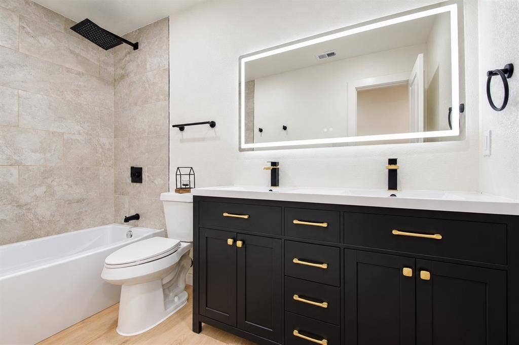 107 Locust Drive, Oak Leaf, TX 75154 107 Locust Drive, Oak Leaf, TX 75154
