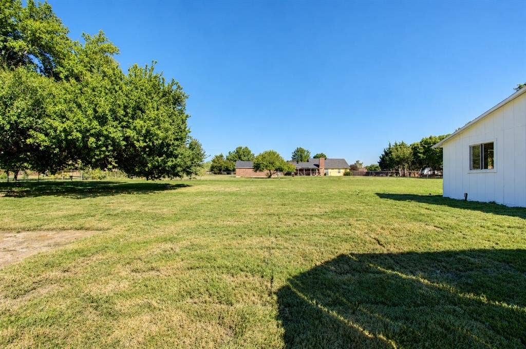107 Locust Drive, Oak Leaf, TX 75154 107 Locust Drive, Oak Leaf, TX 75154