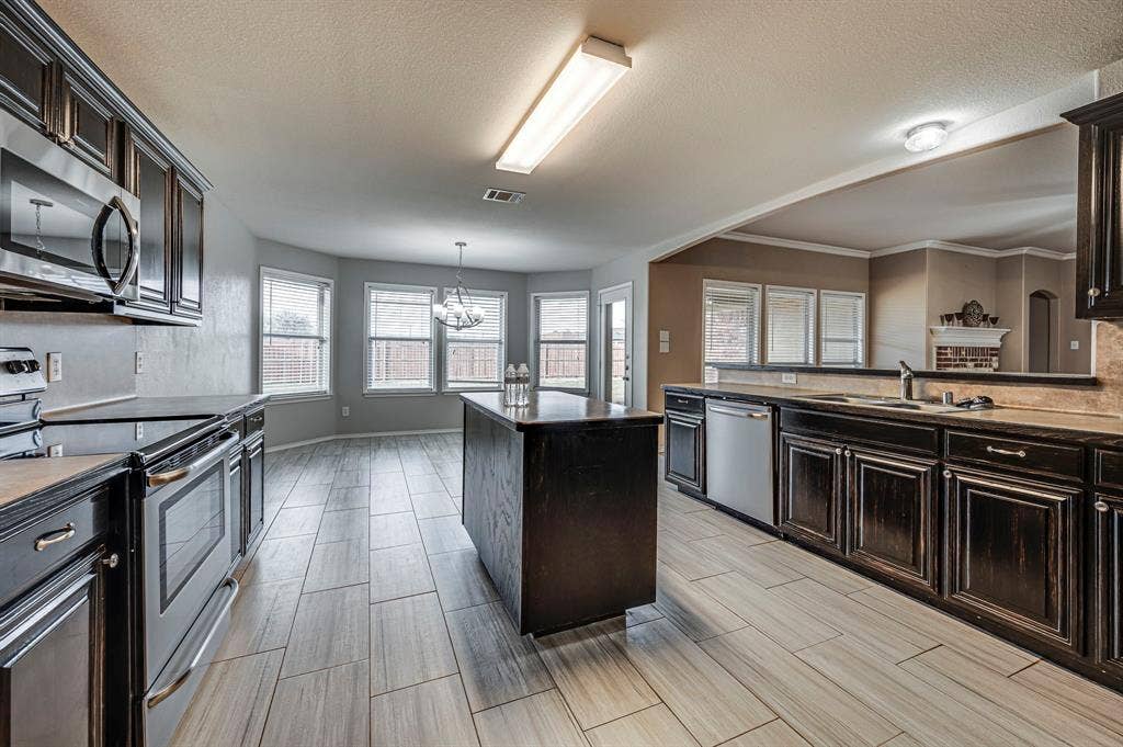 713 Escapade Court, Midlothian, TX 76065