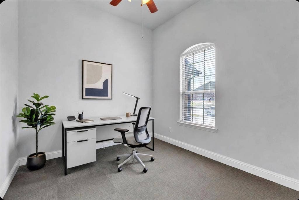 102 Champion Drive, Wylie, TX 75098 Room with neutral wall color, carpeted flooring, arched window, and ceiling fan