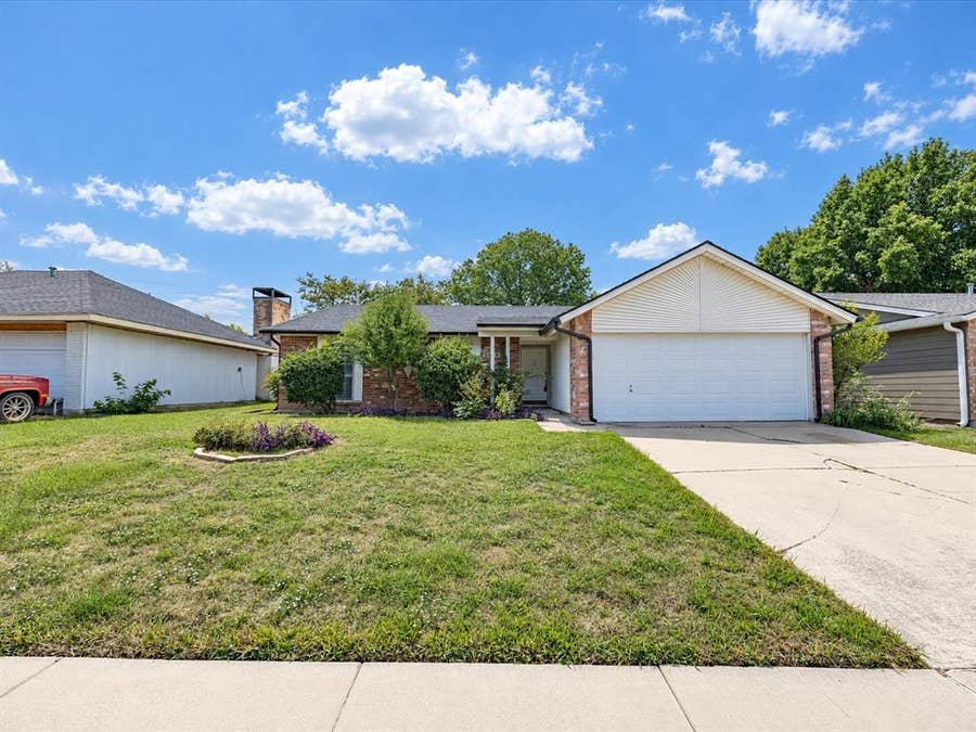 Property photo for 2428 Heathercrest Drive, Arlington, TX